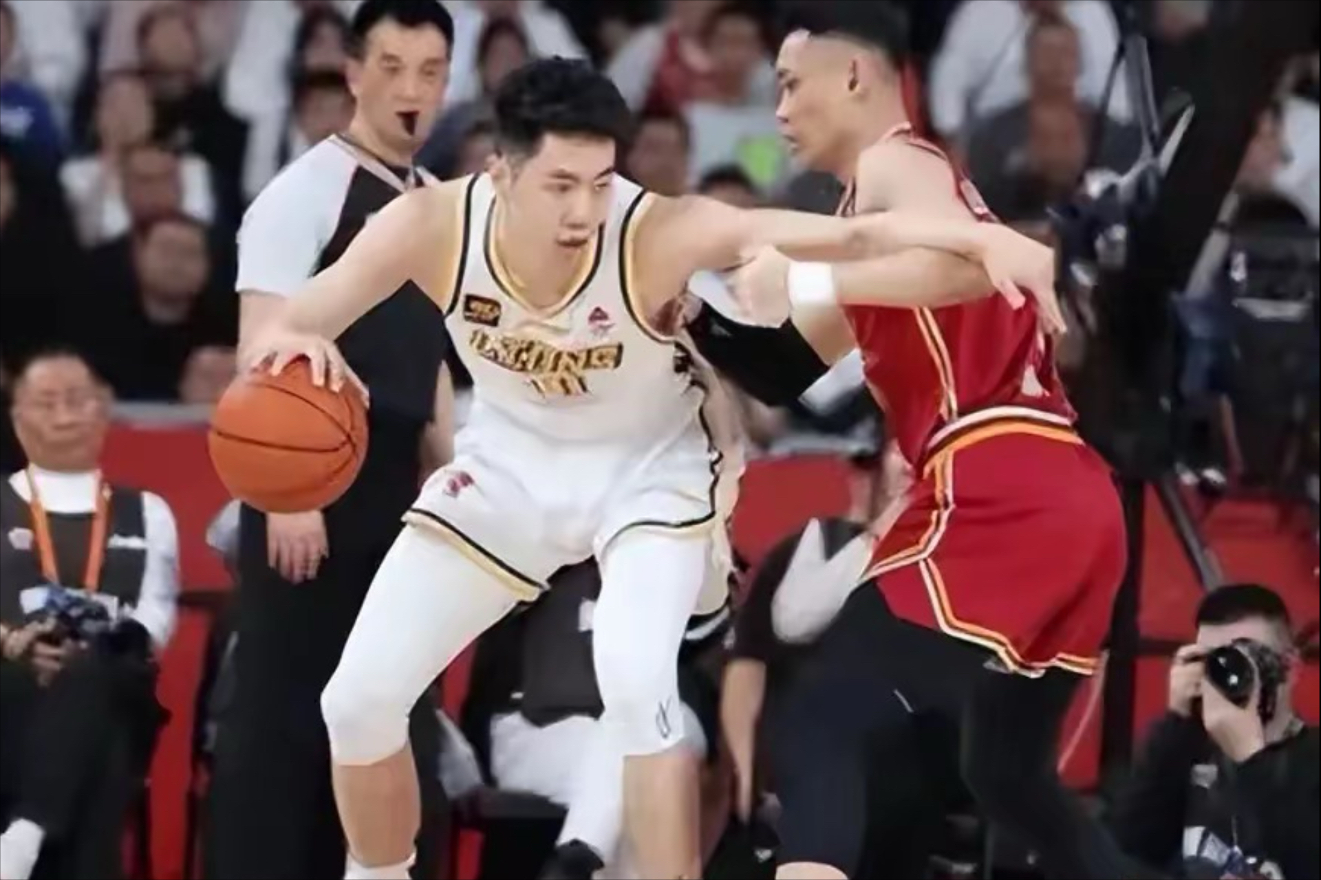 关于CBA季后赛冲刺阶段走向成谜，深圳男篮强势反弹，媒体盛赞，更衣室氛围转暖的信息