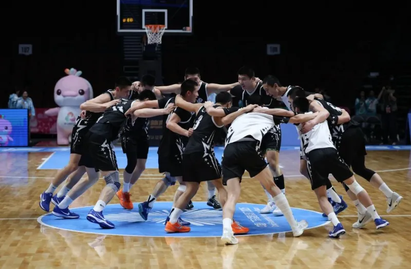 关于CBA季后赛冲刺阶段走向成谜，深圳男篮强势反弹，媒体盛赞，更衣室氛围转暖的信息